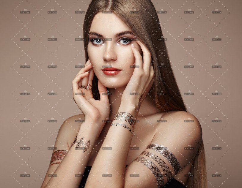 demo-attachment-527-fashion-portrait-of-elegant-woman-with-PA7BUNV